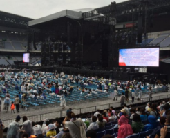 日産スタジアム9月雨の日服装